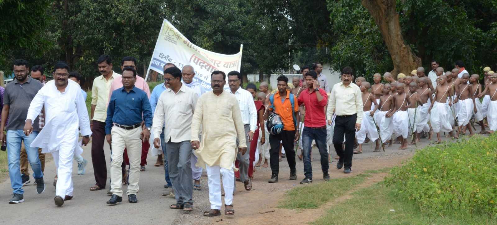 नक्सलक्षेत्र नारायणपुर में गाँधी जी पदचिन्हों पर चलने का सन्देश देते अबूझमाड़ के नन्हे बच्चे