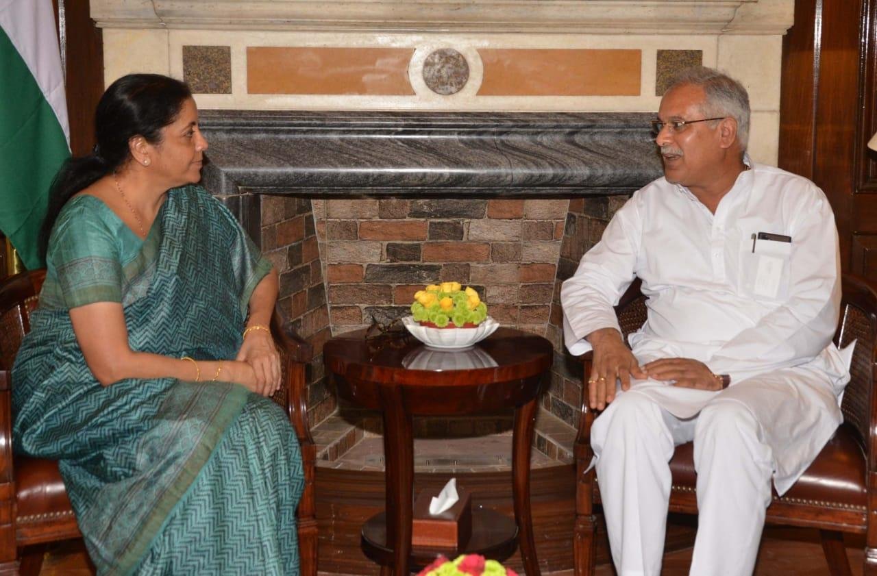 460E3C779CAD3E29D457AF28EEDFE61E, राज्य के राजस्व और नक्सल क्षेत्र में बैंक - एटीएम सुविधा के लिए केंद्रीय वित्त मंत्री से मुख्यमंत्री बघेल ने भेंट किया