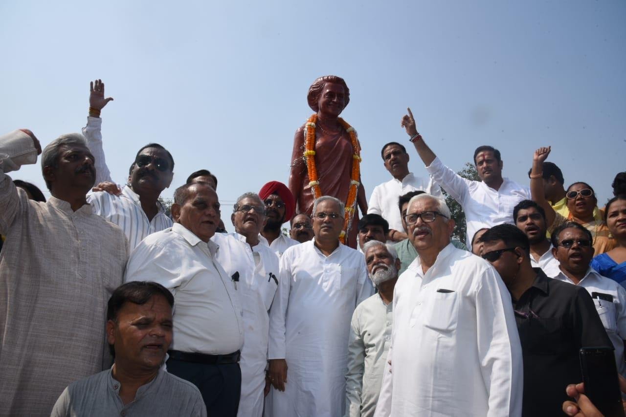 F19244223E700494275AF0F89E95C066, पूर्व प्रधानमंत्री श्रीमती इंदिरा गांधी की प्रतिमा पर मुख्यमंत्री भूपेश बघेल  ने पुष्पांजलि अर्पित का श्रधांजलि दिया