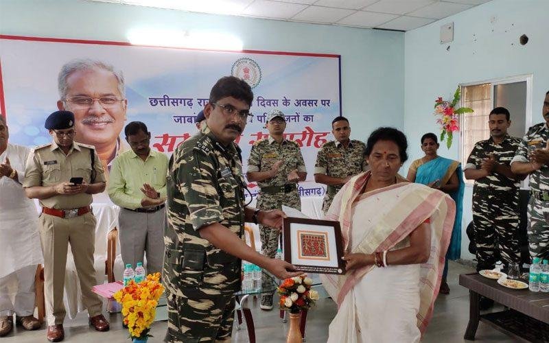 15725954295dbbe6e56ac966.91015401, राज्य स्थापना दिवस के अवसर पर राज्य सरकार के आदेशानुसार दंतेवाडा, सहित अन्य जिलों में शहीदों के परिजनों को सम्मान