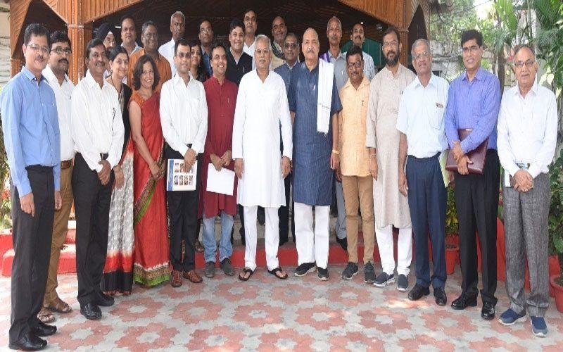 15726103005dbc20fc7c6e98.34921142, मुख्यमंत्री ने सुराजी गाँव योजना के कर्णधारों को सम्मानित किया