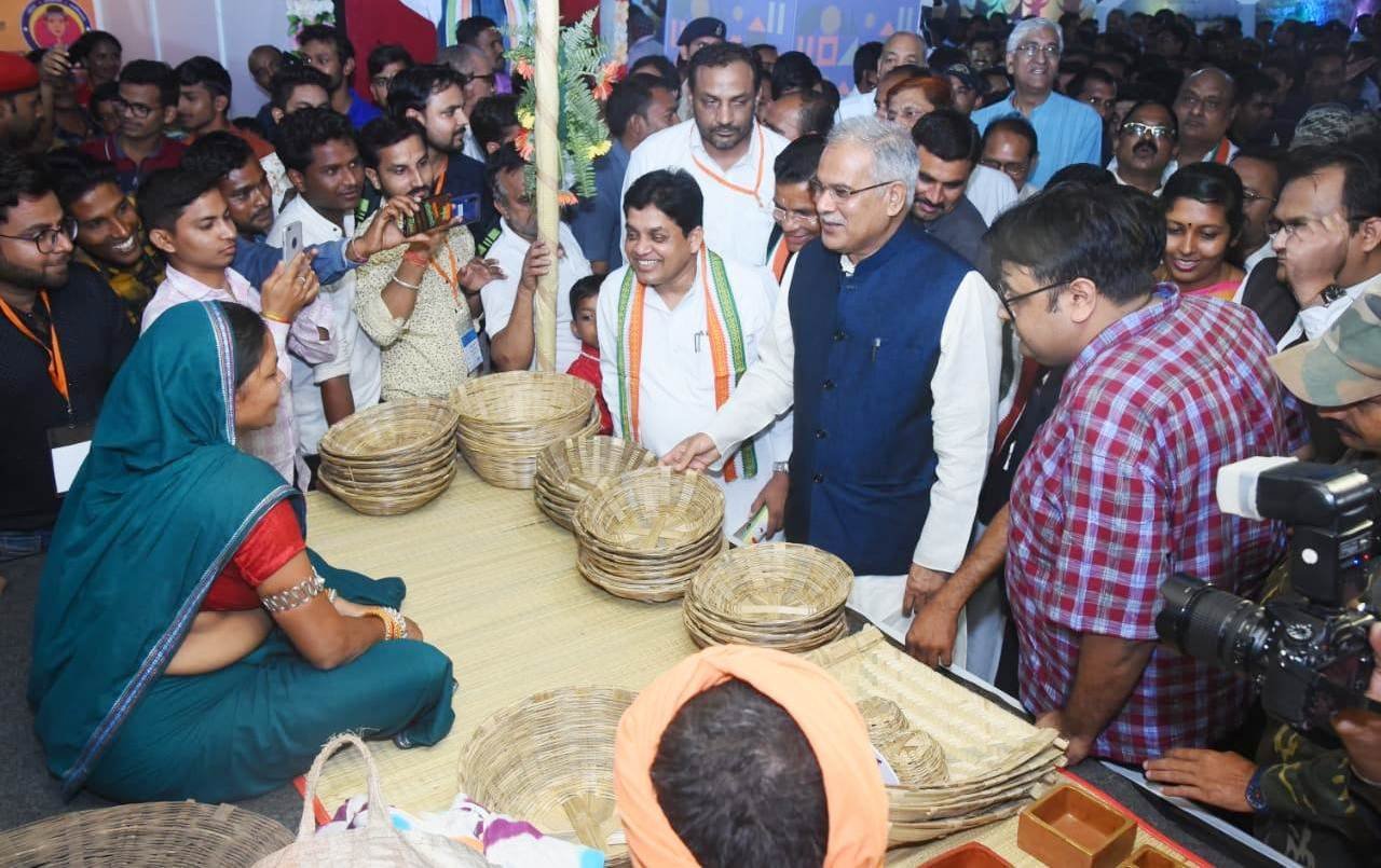 5152B748C12D9F5DE3C280803BF1B97A, पौनी पसारी योजना से स्वसहायता समूह हो रहे लाभावन्वित, राज्योत्सव में नगरीय प्रशासन के इस स्टाल में लोग सुपा, टोकरी,ढोकरा आर्ट और बांस से बने सामान खरीदारी कर रहे