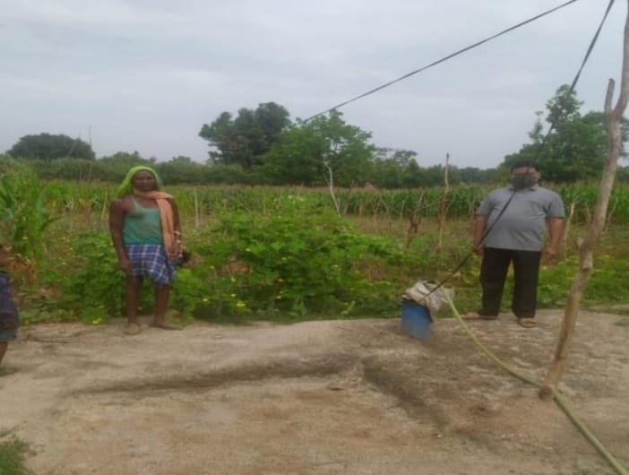 जशपुरनगर : भितघरा के पहाड़ी कोरवा किसान चतुर और लमेना राम विभागीय योजना का लाभ लेकर साग सब्जी उत्पादन से अच्छी आमदनी अर्जित कर रहे हैं