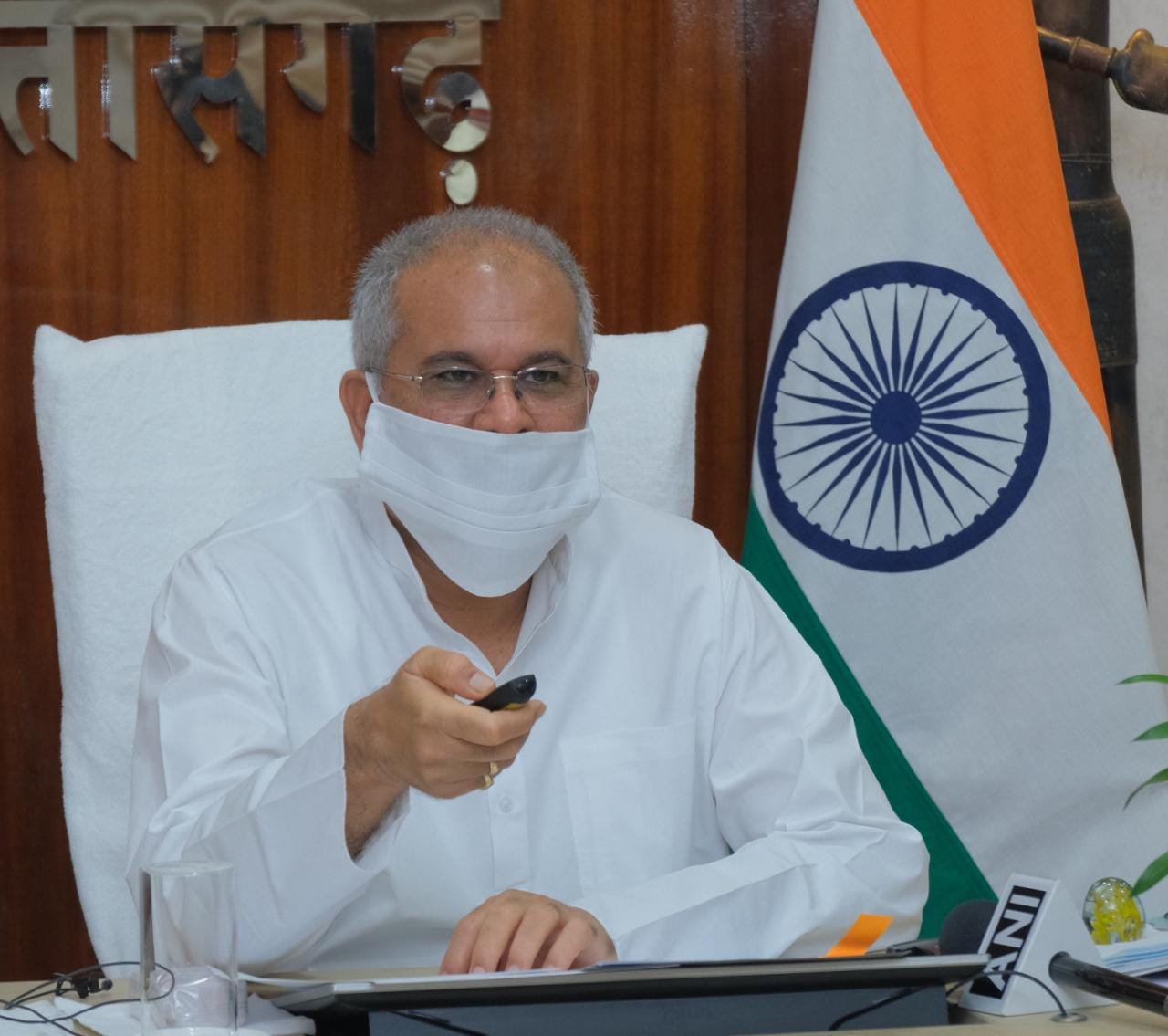 मुख्यमंत्री श्री भूपेश बघेल ने अंतर्राष्ट्रीय धूम्रपान निषेध दिवस के अवसर पर आज यहां अपने निवास कार्यालय से वीडियो कांफ्रेंसिंग के जरिए वर्चुअल योगाभ्यास