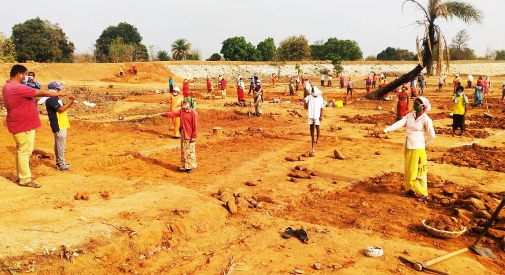 उत्तर बस्तर कांकेर : अमृृत महोत्सव के आयोजन पर जल संरक्षण का शपथ ले रहे मनरेगा श्रमिक