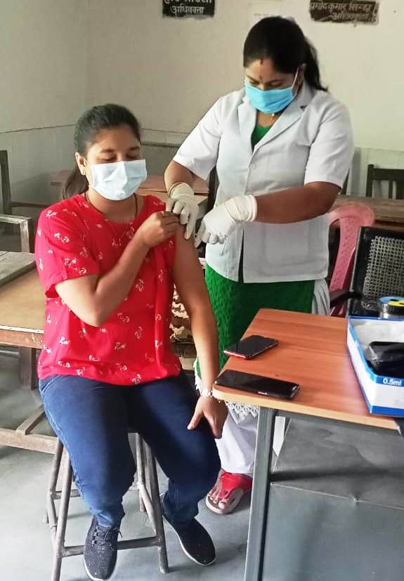 सूरजपुर : जिला न्यायालय परिसर में आयोजित हुआ कोरोना का टीकाकरण कार्यक्रम