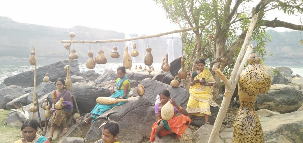 बस्तर के हस्तशिल्प को मिल रही नई पहचान : प्रोफेशनल डिजाइनरों की मदद से महिला समूह कर रहे नये नये प्रयोग, जो लोगों को भी लुभा रहें है