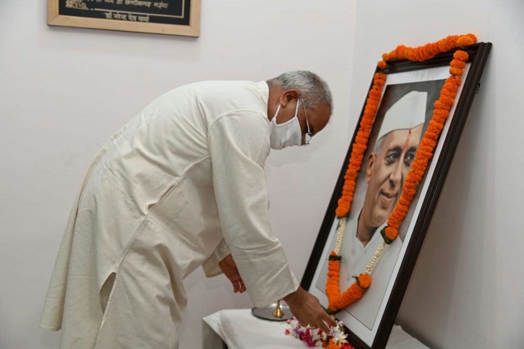 मुख्यमंत्री ने पंडित नेहरू की पुण्यतिथि पर उनके चित्र पर माल्यार्पण कर उन्हें नमन किया