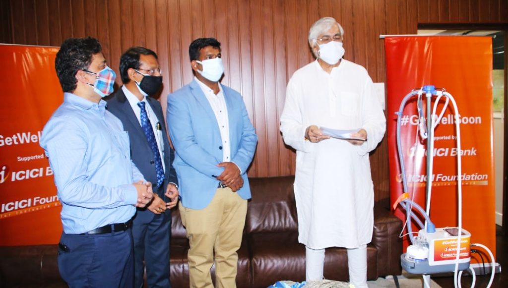 रायपुर : स्वास्थ्य मंत्री श्री टी.एस. सिंहदेव को आईसीआईसीआई बैंक ने सौंपे 25 एचएफएनसी मशीन