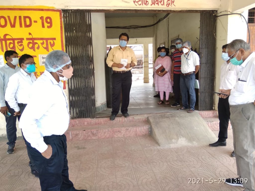जांजगीर-चांपा : प्रभारी सचिव ने किया सामुदायिक स्वास्थ्य केंद्र,कोविड केयर और टीकाकरण केन्द्रों का सघन निरीक्षण