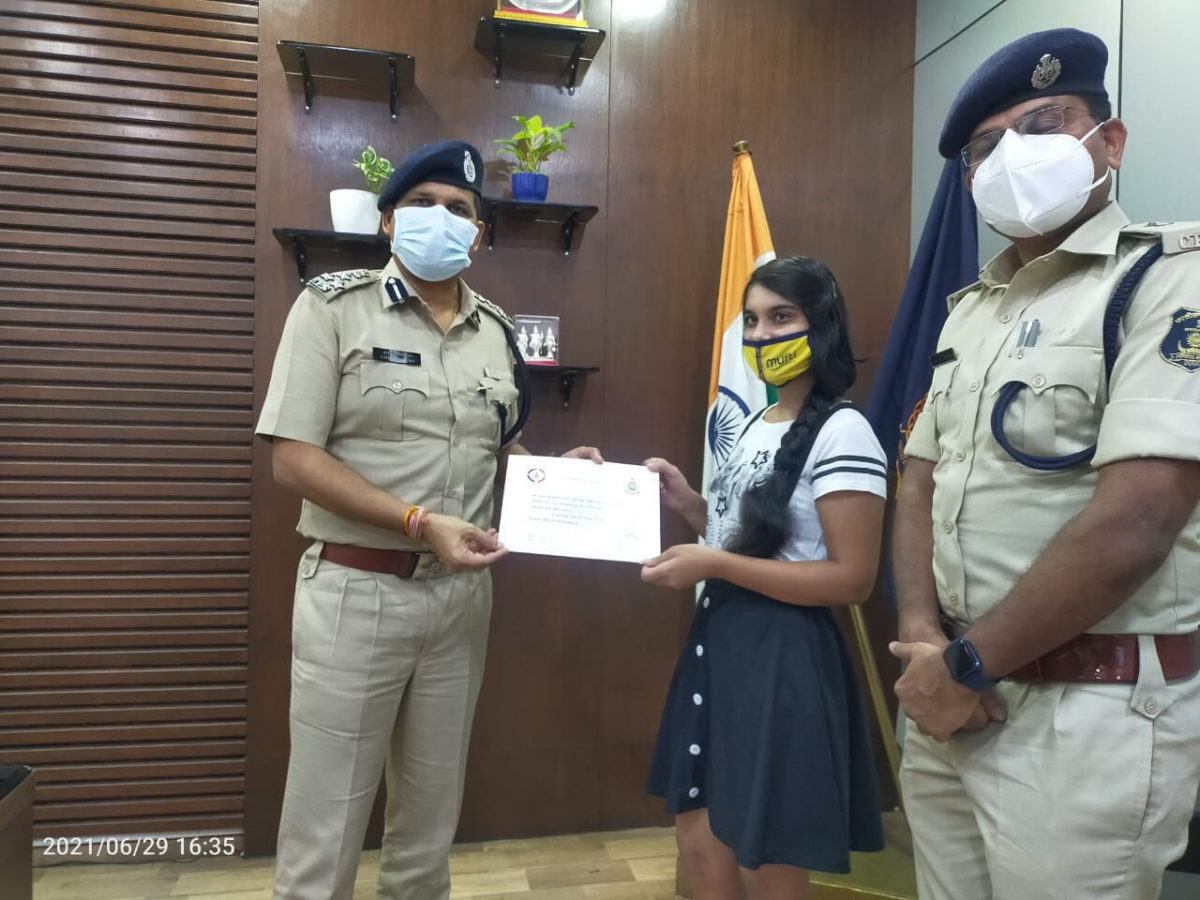 रायपुर SSP ने 'लुटेरे को सबक सीखने' वाली बहादुर बेटी का किआ सम्मान