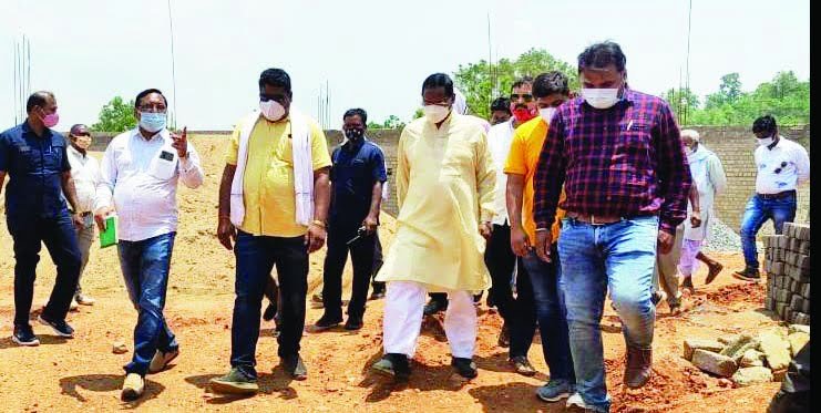 अम्बिकापुर: खाद्य मंत्री ने निर्माणधीन वेयर हाउस और आईटीआई भवन का किया निरीक्षण : 74 जरूरतमंदों को 5 लाख रूपए स्वेच्छानुदान राशि का चेक वितरित