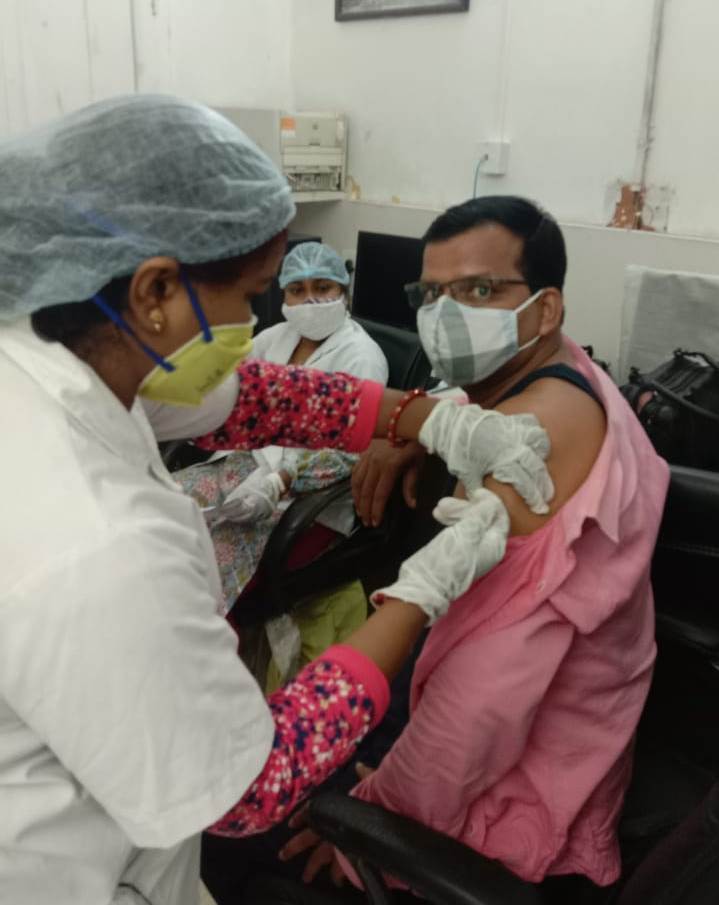 रायपुर : ​​​​​​​समाज कल्याण विभाग के 80 अधिकारियों-कर्मचारियों ने लगवाया कोरोना टीका