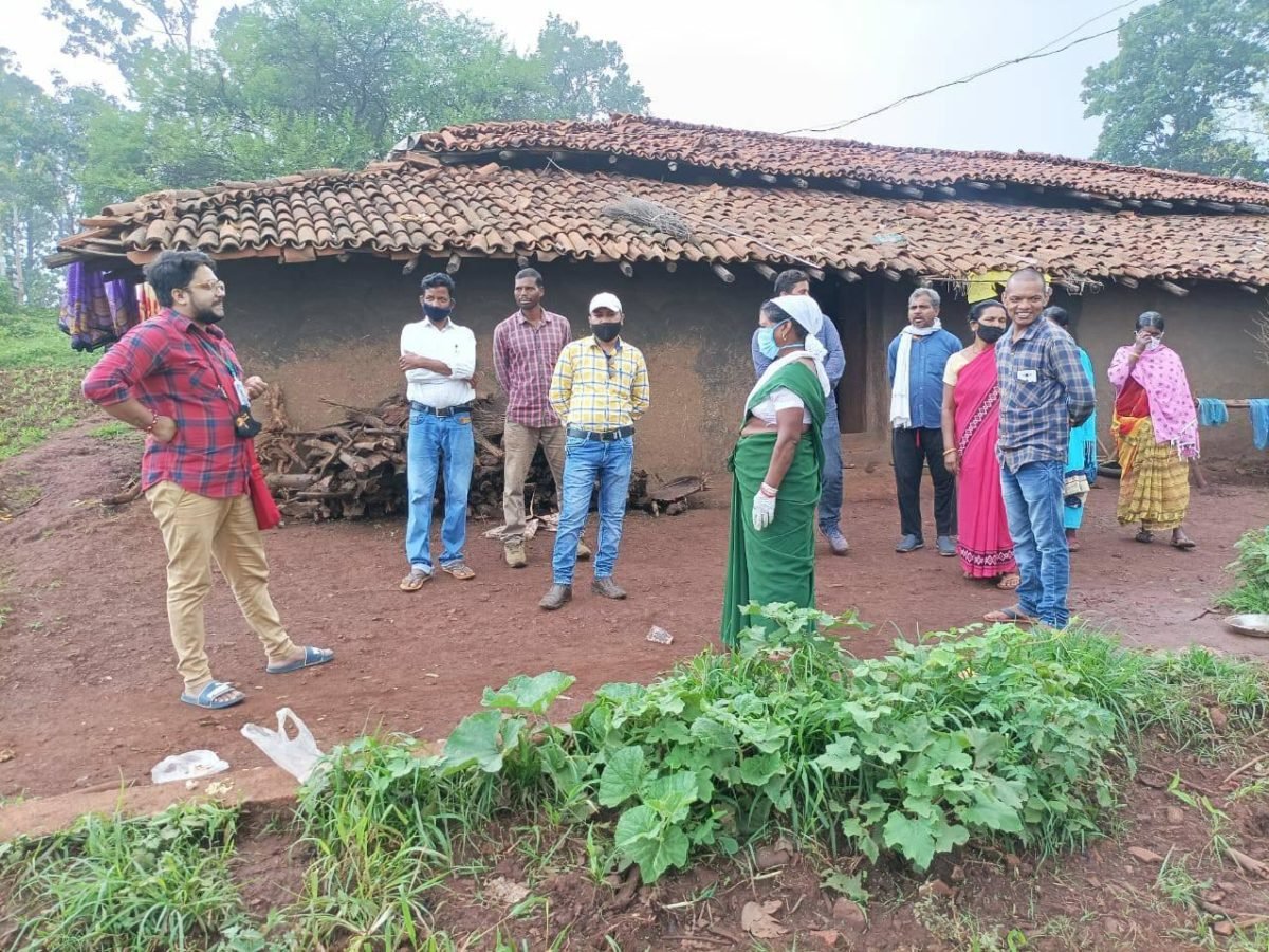 शत-प्रतिशत टीकाकरण के लिए ग्रामीणों को जागरूक करने डॉक्टर पहुंच रहे गांव