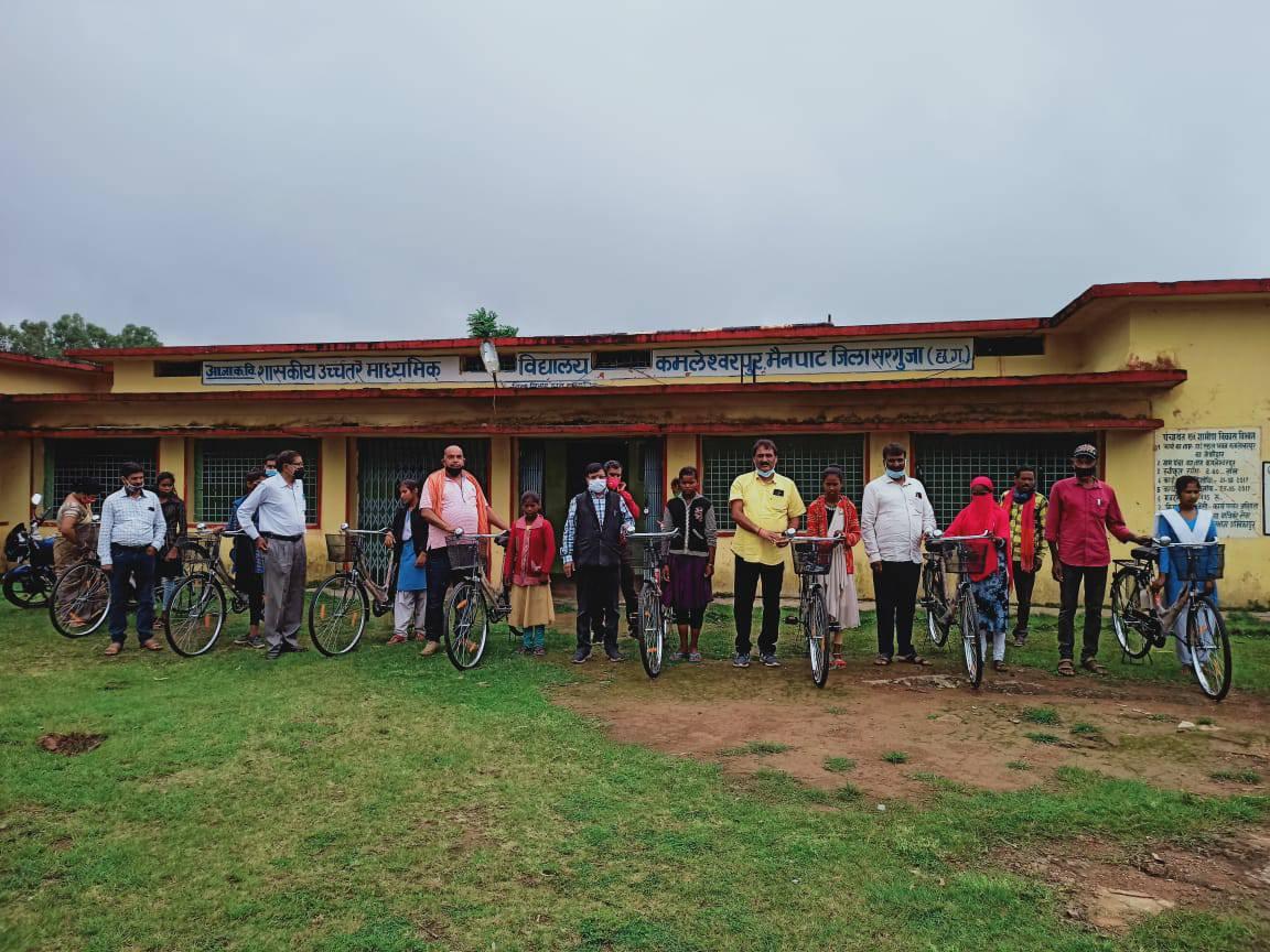 मैनपाट में छात्राओं को बांटा गया सायकल, स्कूल आने-जाने में होगी सुविधा