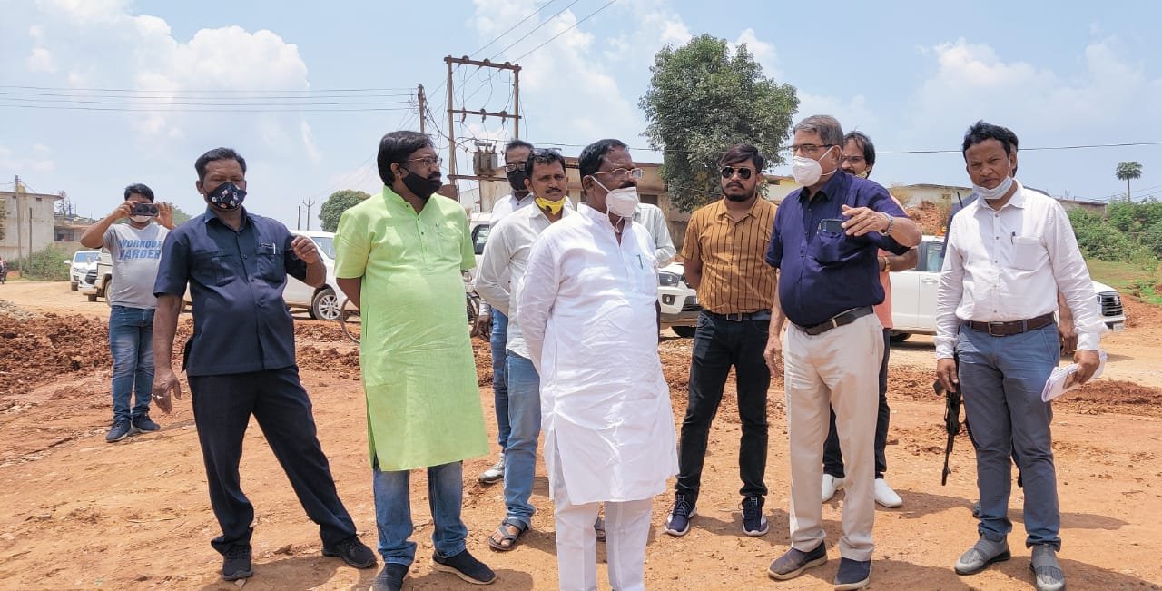 खाद्य मंत्री श्री भगत ने बतौली और मंगरेलगढ़ी मार्ग में निर्माणाधीन पुल-पुलिया और सड़क का किया निरीक्षण