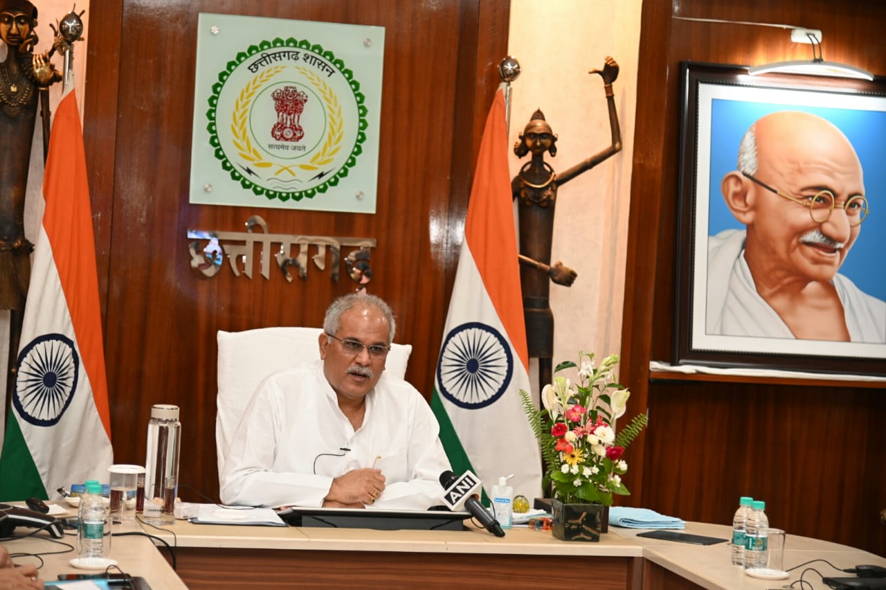 रायपुर-फोटो-मुख्यमंत्री-श्री-भूपेश-बघेल-ने-आज-यहां-अपने-निवास-कार्यालय-में-आयोजित-वर्चुअल-कार्यक्रम-में-प्रदेश-में-मुख्यमंत्री-वृक्षारोपण-प्रोत्साहन-योजना-का-शुभारंभ-किया