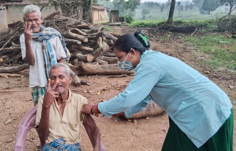 रायगढ़ : उम्रदराज लोग कोरोना वैक्सीन लगवाकर दे रहे हैं समाज को सकारात्मक संदेश