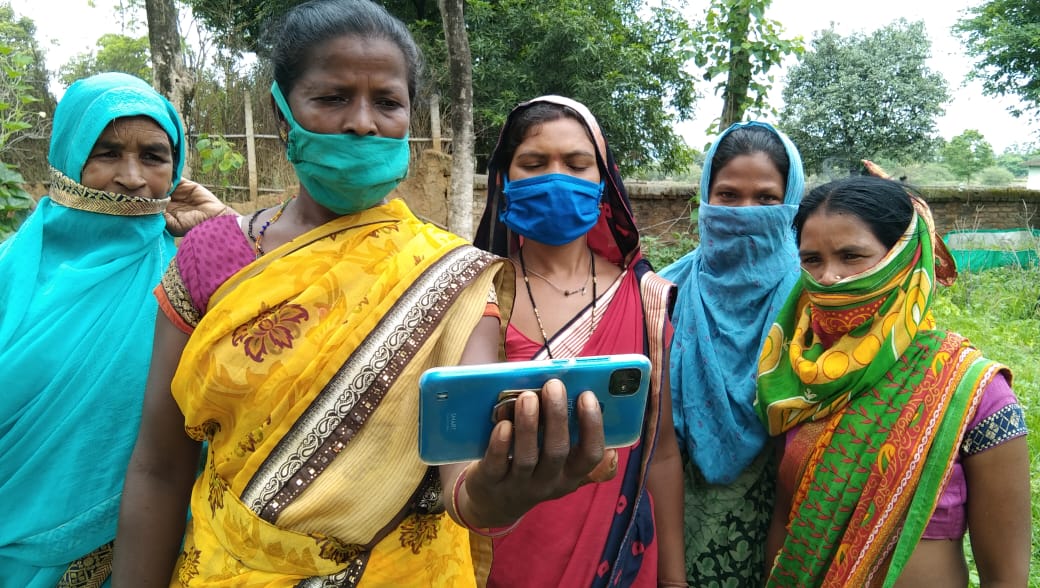 जशपुरनगर: ’लोकवाणी’ की 18वीं कड़ी का हुआ शुभारंभ - स्व-सहायता समूह की महिलाओं ने अपने मोबाईल के माध्यम से लोकवाणी कार्यक्रम को सुना