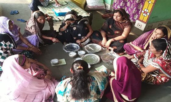 रायपुर : दोना-पत्तल बनाकर महिलाओं ने किया 2 लाख रुपये का कारोबार