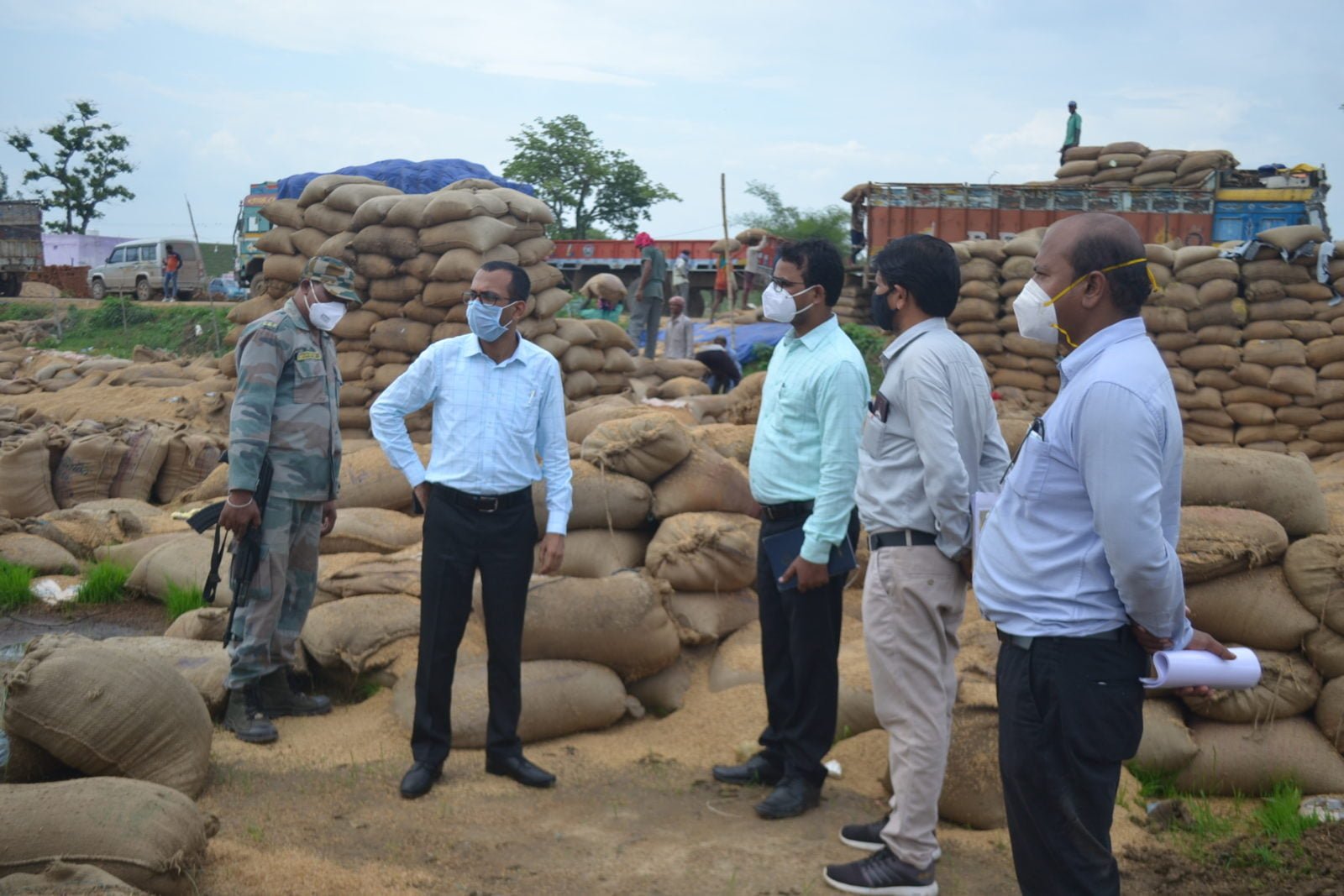 मुंगेली कलेक्टर श्री वसंत पहुॅचे धान खरीदी केंद्र खुडिया - लक्ष्य के अनुरूप धान उठाव नहीं होने पर धान खरीदी प्रभारी के प्रति व्यक्त की नराजगी