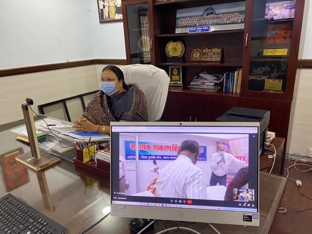 रायपुर : मंत्री श्रीमती भेंड़िया ने प्रदान की स्कूटी: दिव्यांग भाग्यश्री की राह हुई आसान