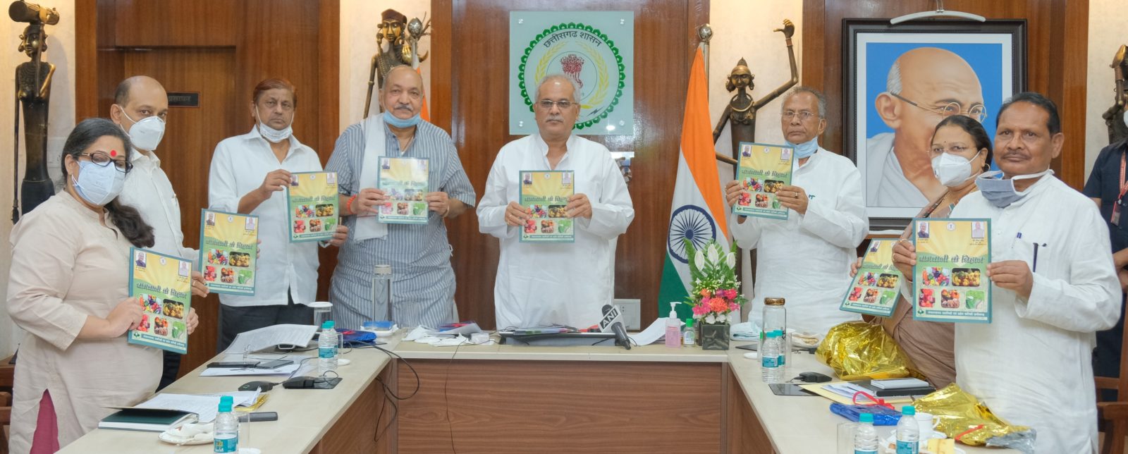 रायपुर: मुख्यमंत्री ने ’बागवानी के बिहान’ पुस्तिका का किया विमोचन