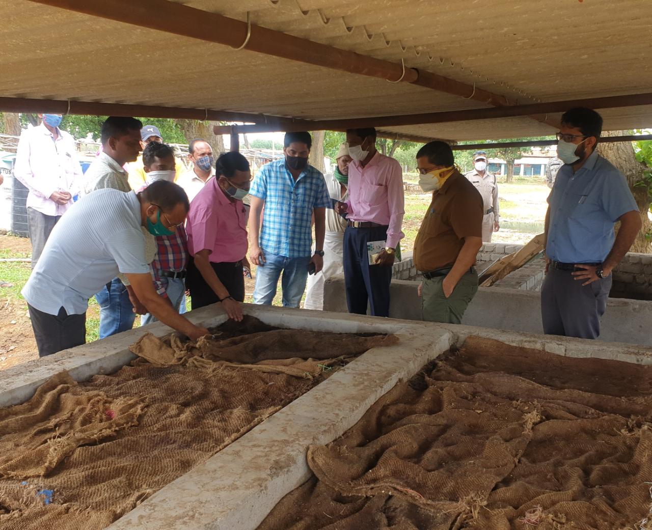 अम्बिकापुर : कलेक्टर ने किया रनपुरकला गोठान का निरीक्षण : गुणवत्तापूर्ण सुपर कंपोस्ट बनाने के निर्देश