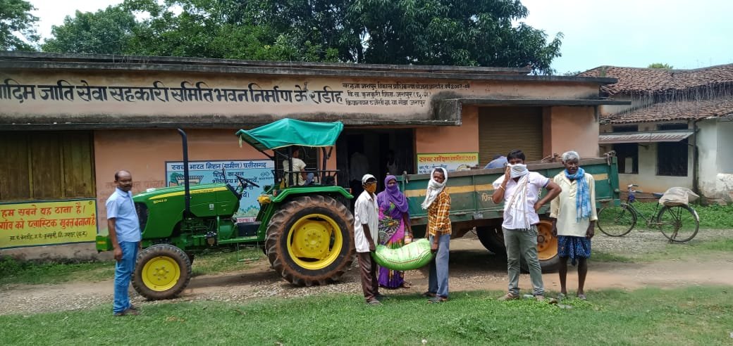 कलेक्टर के मार्गदर्शन में जिले में खरीफ वर्ष 2021-22 के लिए खाद एवं बीज का किया जा रहा है वितरण किसान अपने नजदीकी सहकारी सेवा समिति में जाकर उर्वरक एवं बीज का कर सकते है अग्रिम उठाव