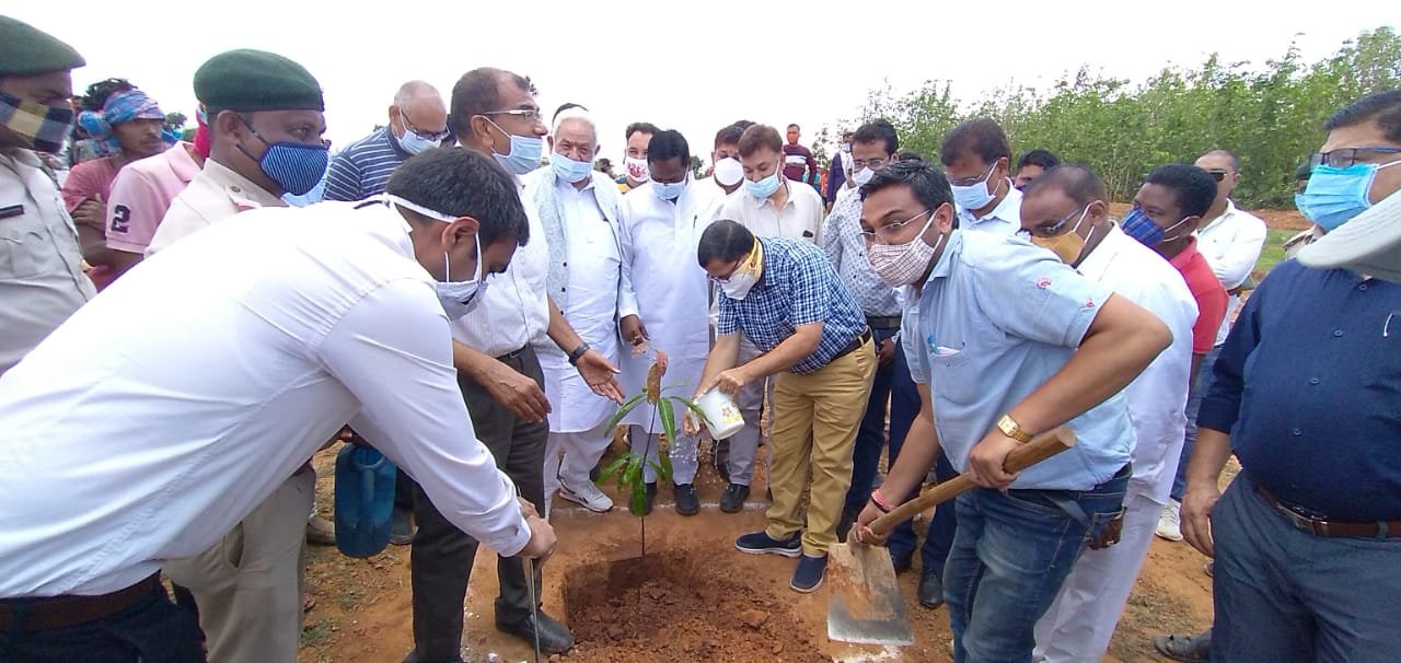 सरगुजा: मुख्यमंत्री वृक्षारोपण प्रोत्साहन योजना के शुभारंभ अवसर पर आज ग्राम अडची में खाद्य मंत्री श्री अमरजीत भगत ने किया वृक्षारोपण