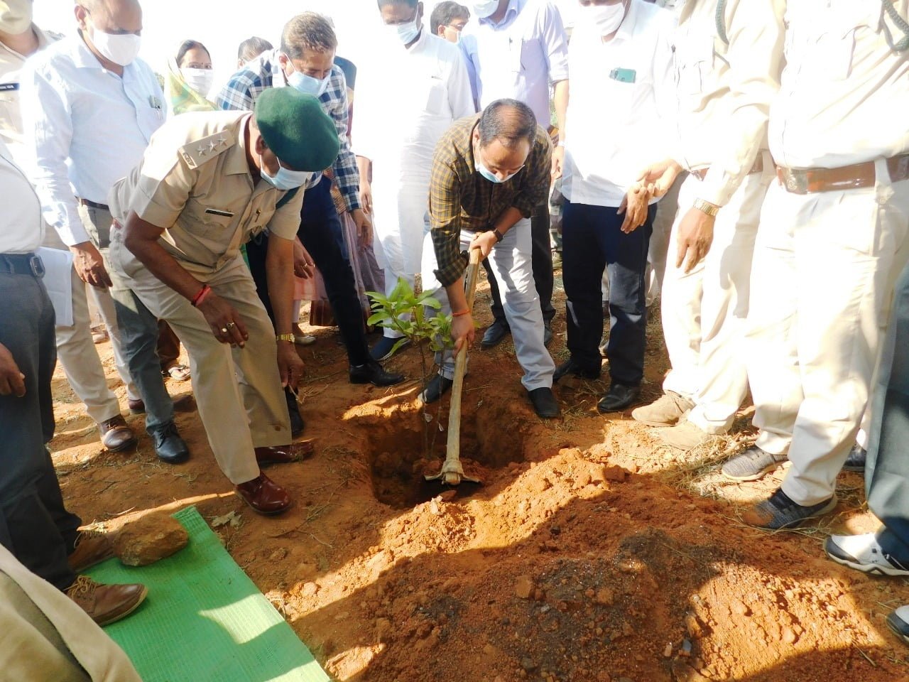 सूरजपुर : कलेक्टर डाॅ. गौरव कुमार सिंह ने मुख्यमंत्री वृक्षारोपण प्रोत्साहन योजना के तहत ग्राम उमापुर में किया वृक्षारोपण