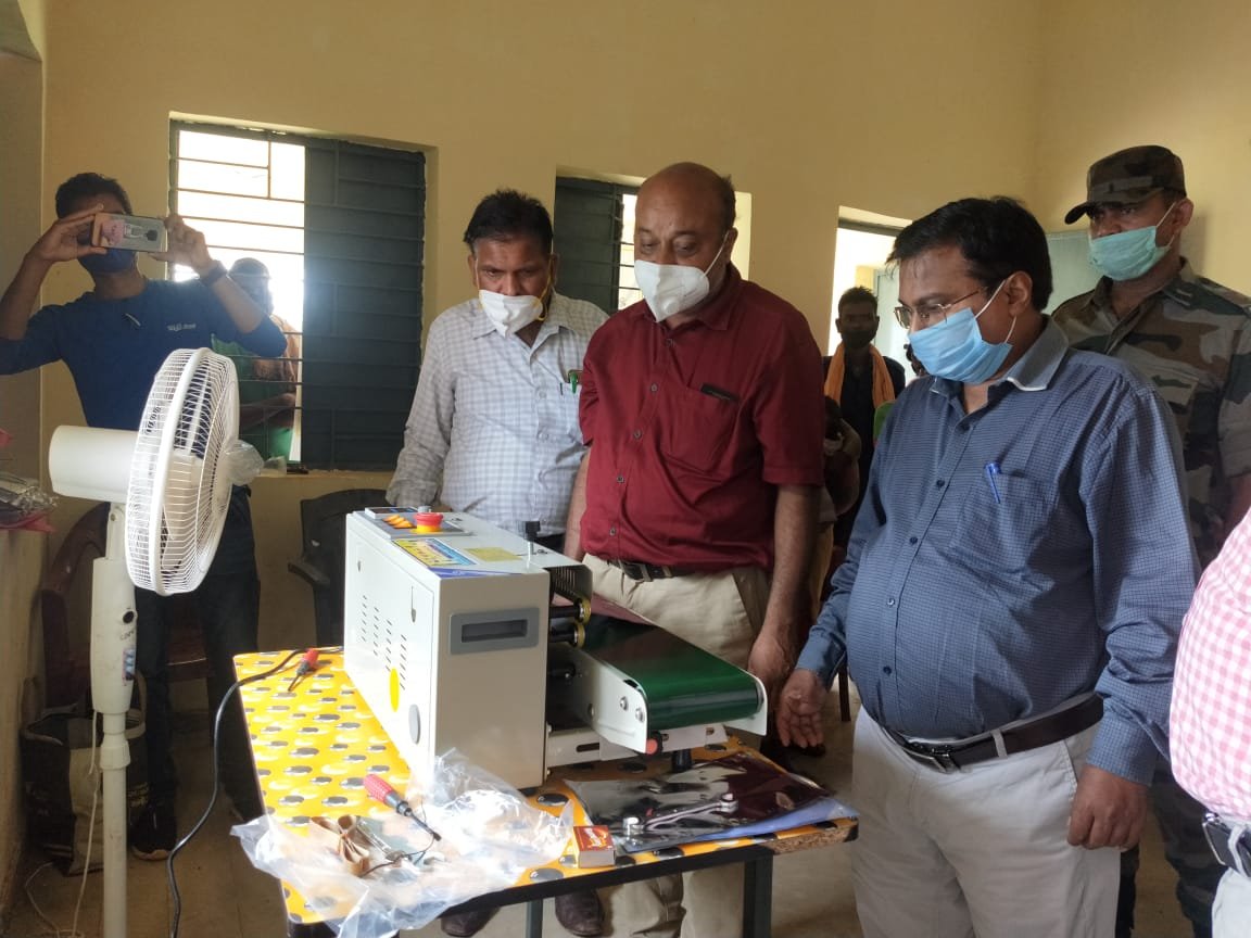 जशपुरनगर : गीधा की स्व-सहायता समूह की महिलाओं को जिला प्रशासन ने 2 लाख की लागत से पॉप कार्न मशीन कराया गया है।