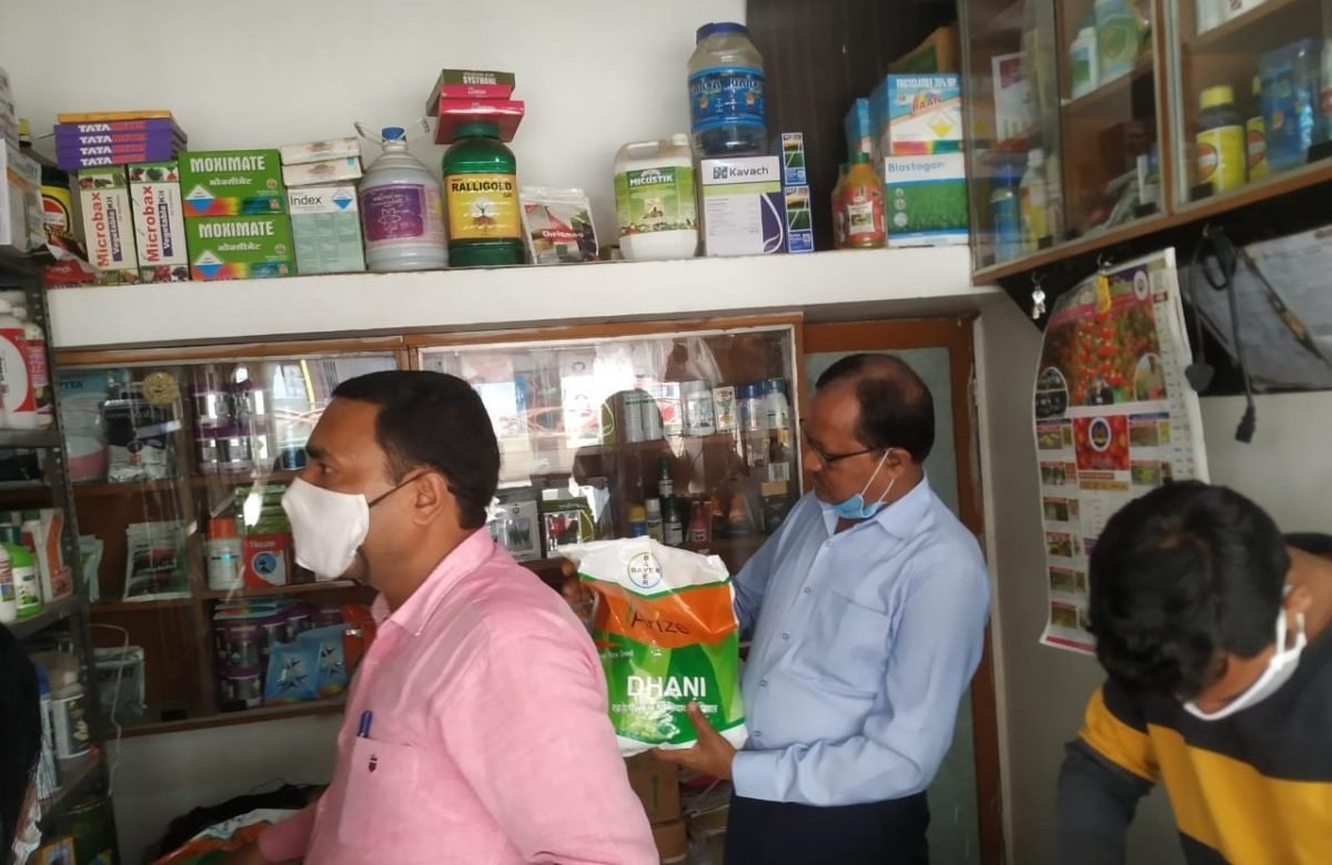 राजनांदगांव : कलेक्टर के निर्देश पर खाद एवं बीज आपूर्ति कृषि आदान विक्रेताओं के परिसर का किया गया निरीक्षण