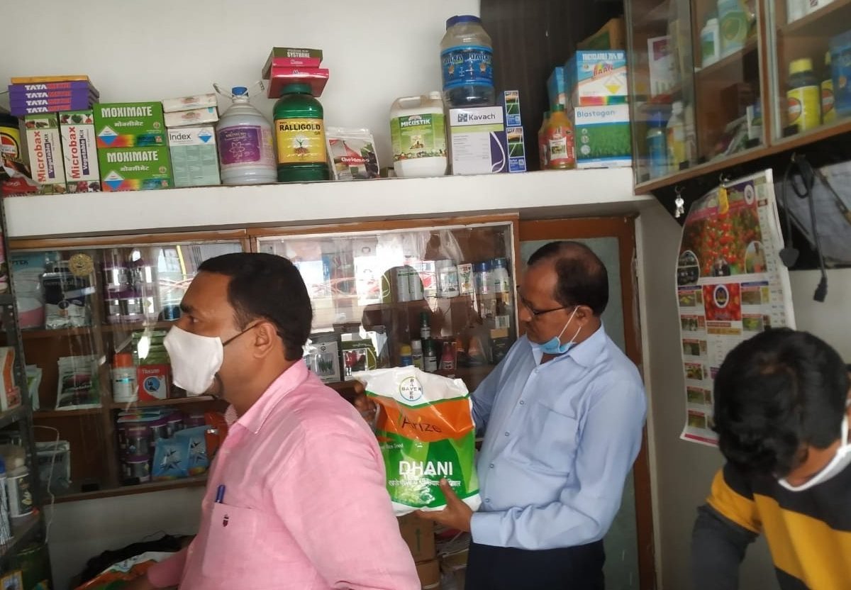 राजनांदगांव : कलेक्टर के निर्देश पर खाद एवं बीज आपूर्ति कृषि आदान विक्रेताओं के परिसर का किया गया निरीक्षण