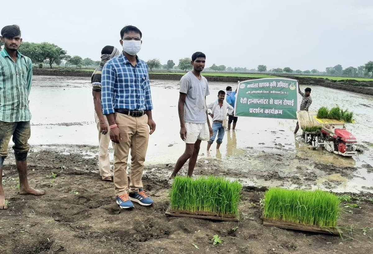 रायपुर: पैडी ट्रांसप्लाॅटर मशीन से धान रोपाई के लिए