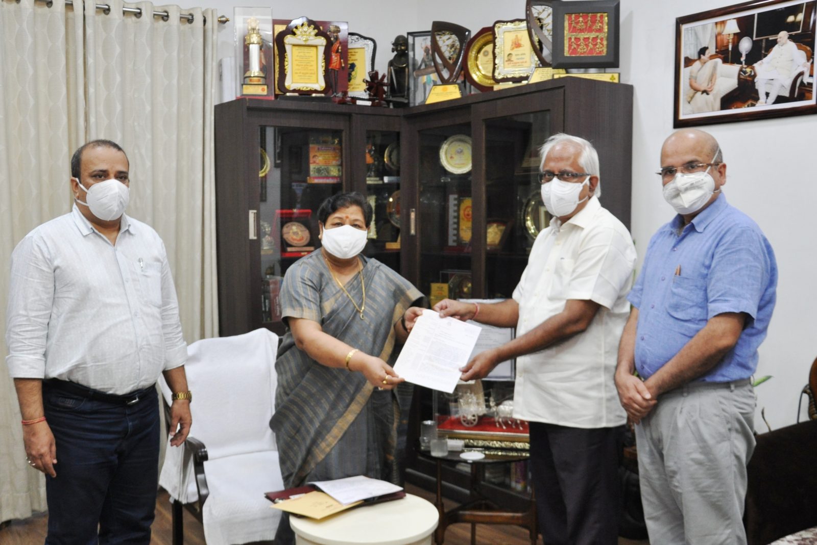रायपुर : राज्यपाल को इंडियन मेडिकल एसोशिएसन के प्रतिनिधिमंडल ने सौंपा ज्ञापन : हिंसक गतिविधियों के विरूद्ध कड़ी कार्रवाई करने एवं सुरक्षा देने का किया आग्रह