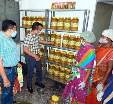 बालोद : कलेक्टर ने ग्राम कुसुमकसा में स्वसहायता समूहों द्वारा तैयार किए जा रहे अचार का किया अवलोकन : कलेक्टर ने अचार चख कर गुणवत्ता परखी