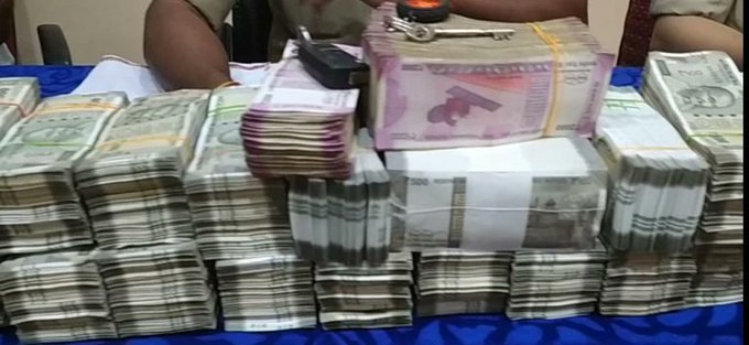 नोटों से भरी कार लगी पुलिस के हाथ, मिले इतने लाख कि रुपए गिनने मंगवाया गया मशीन, महाराष्ट्र के दो गिरफ्तार