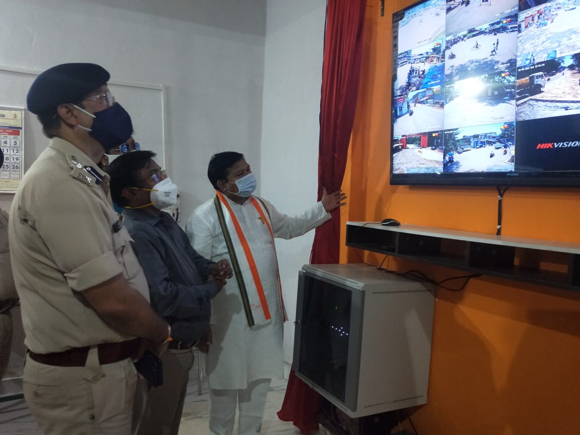 जशपुरनगर : पुलिस लाईन में विधायक ने सीसी टीव्ही कैमरे किया शुभारंभ : शहर में 17 कैमरे के माध्यम से अब सभी चौक-चौराहे और लोगों पर रखी जाएगी नजर