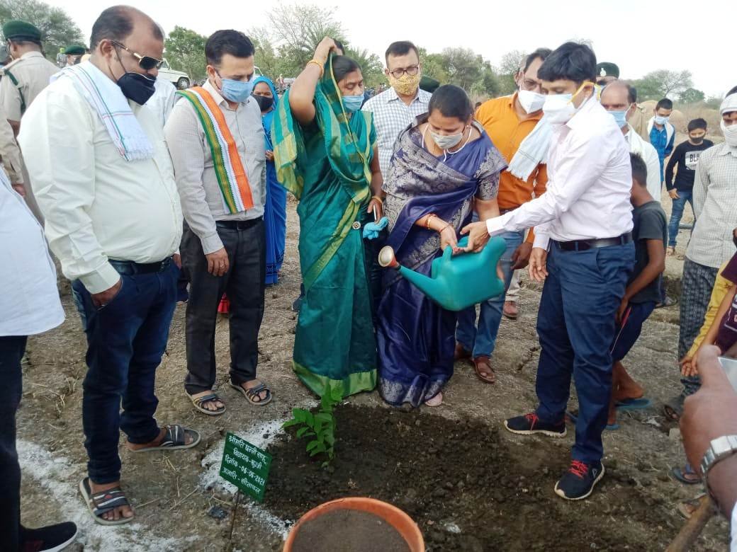 राजनांदगांव : मुख्यमंत्री वृक्षारोपण प्रोत्साहन योजना का ग्राम धर्मूटोला में शुभारंभ