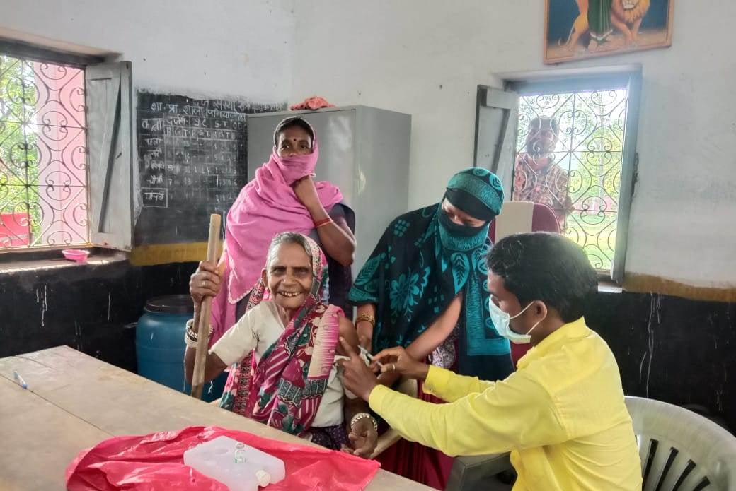 राजनांदगांव :  महिलाओं की टीकाकरण में रही विशेष सहभागिता :  7 लाख व्यक्तियों का टीकाकरण पूर्ण, जिले ने हासिल की महत्वपूर्ण उपलब्धि