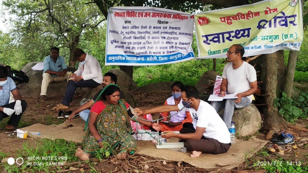 लोगों के स्वास्थ्य जांचने 4 किलोमीटर पहाड़ चढ़कर पहुंची टीम... लगाया शिविर