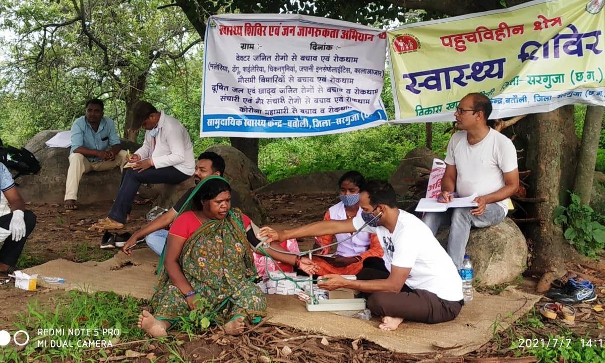 लोगों के स्वास्थ्य जांचने 4 किलोमीटर पहाड़ चढ़कर पहुंची टीम... लगाया शिविर
