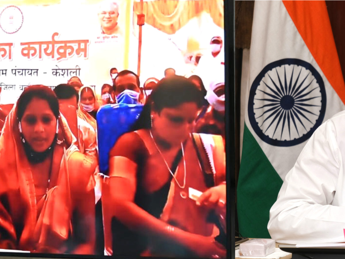 रायपुर : कपड़े के बैग निर्माण से महिला समूह को 50 हजार रूपए की आमदनी