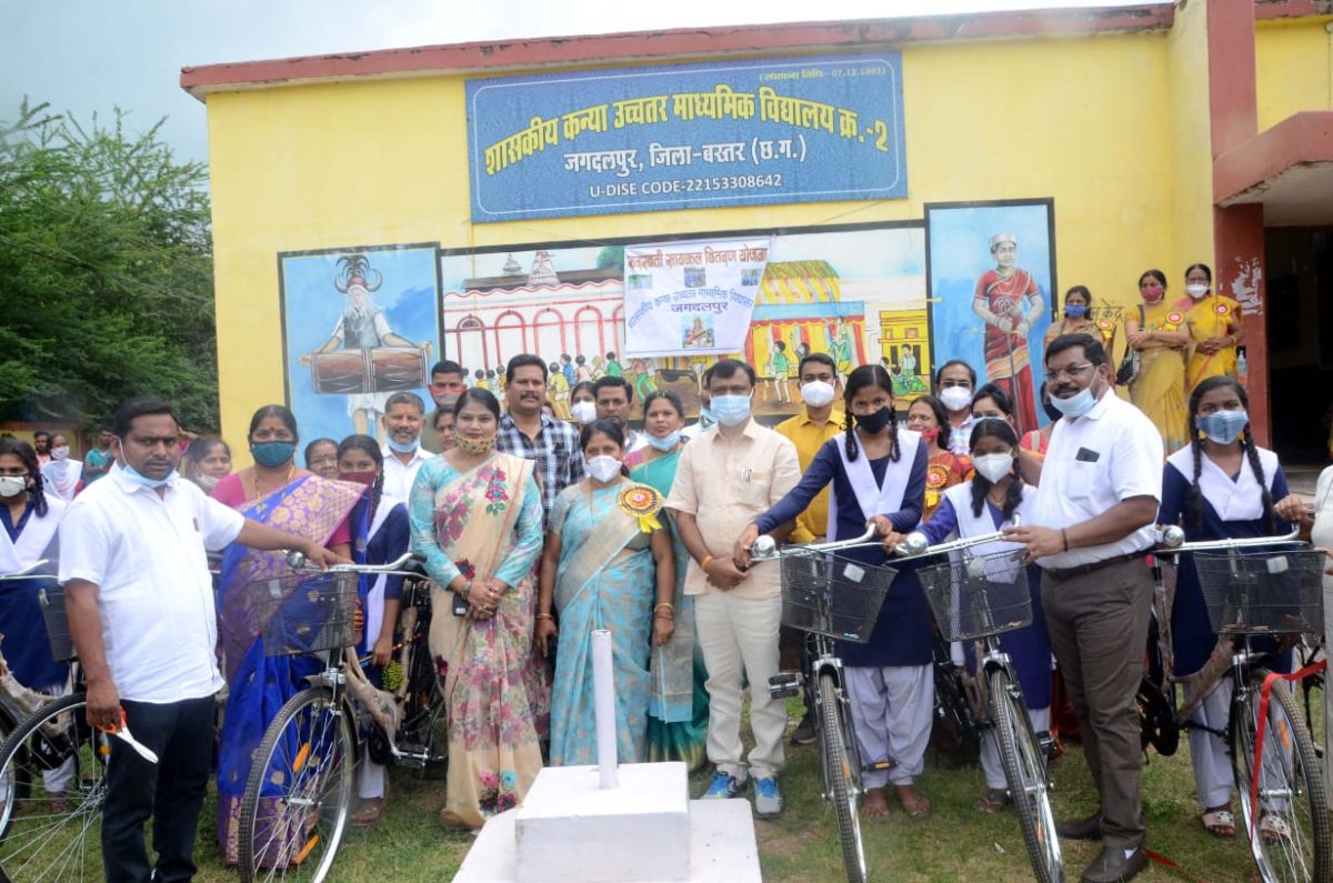 रायपुर :  सांसद और संसदीय सचिव के हाथों छात्राओं को मिली सायकल और किताबें 