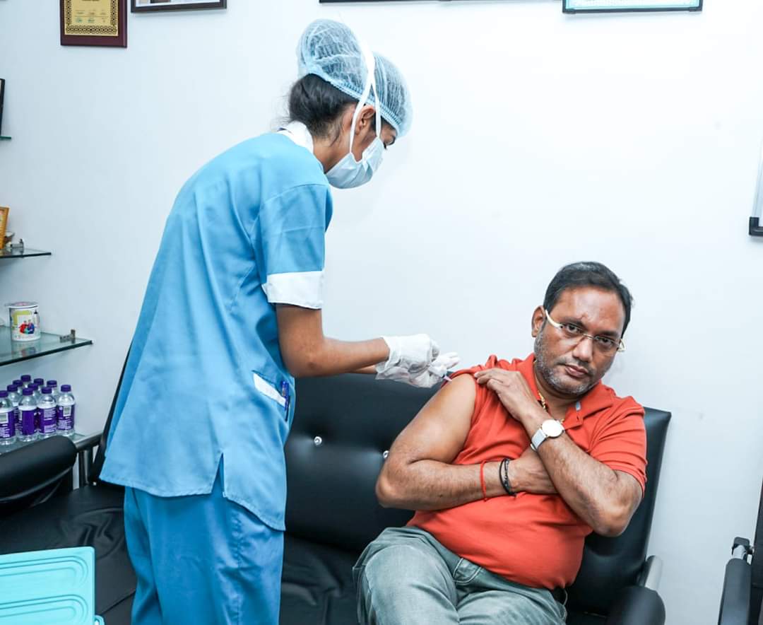 रायपुर : कोरोना संक्रमण से बचाव के लिए टीकाकरण जरूरी : मंत्री गुरु रुद्रकुमार :   लोक स्वास्थ्य यांत्रिकी एवं ग्रामोद्योग मंत्री ने कोरोना टीका लगवाया