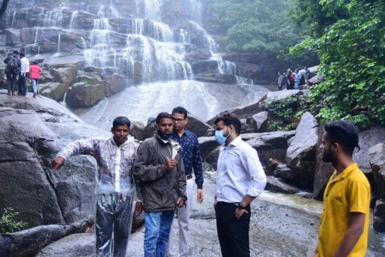 अति संवेदनशील सीमावर्ती क्षेत्रों में विकास कार्यों के निरीक्षण हेतु कलेक्टर ने किया दौरा