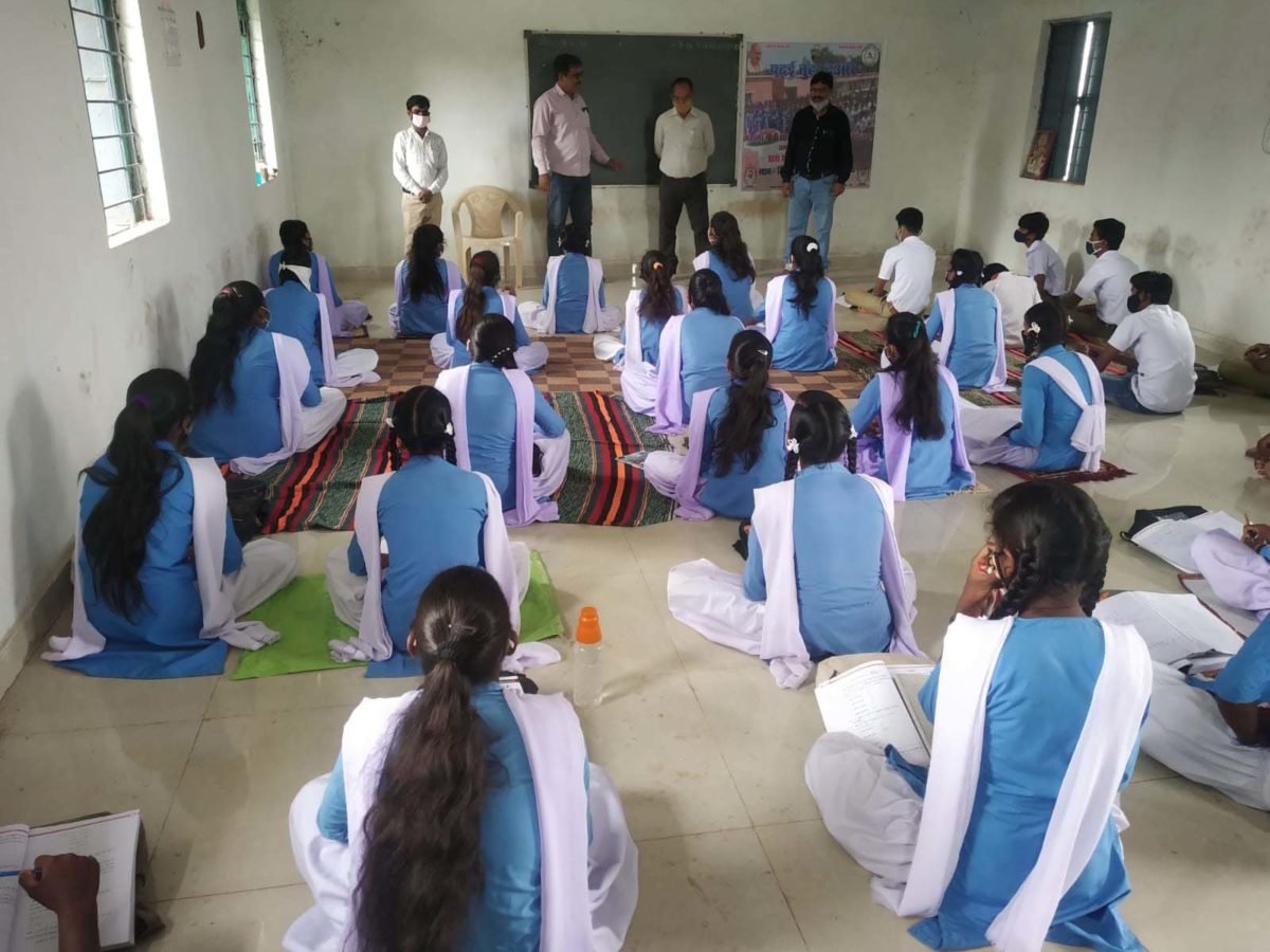 अधिकारियों ने किया मोहल्ला क्लास का निरीक्षण