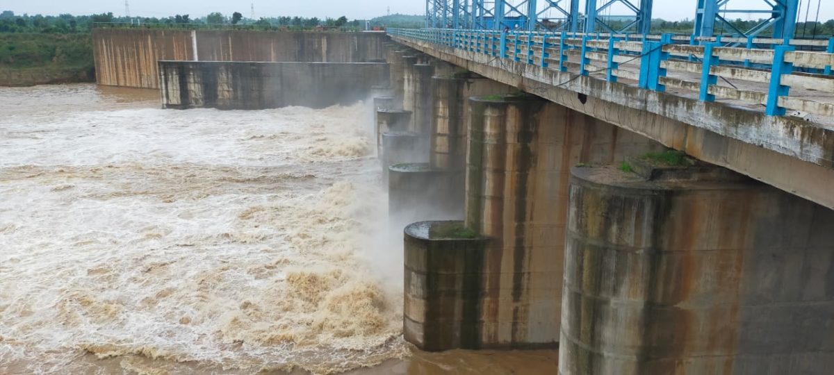 रायपुर  : अरपा भैंसाझार बैराज से छोड़ा गया पानी : बिलासपुर शहर में अरपा नदी के जल स्तर मे होगी वृद्धि