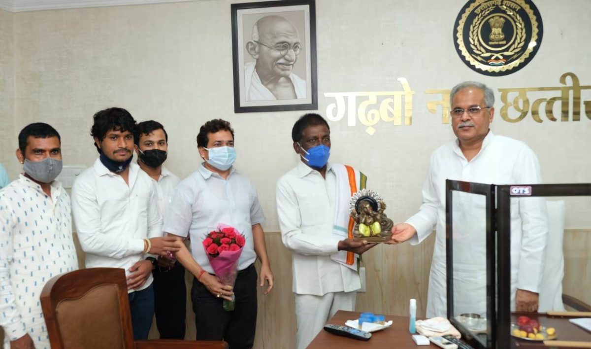 रायपुर :  मुख्यमंत्री श्री बघेल से छत्तीसगढ़ माटी कला बोर्ड के अध्यक्ष ने की सौजन्य मुलाकात